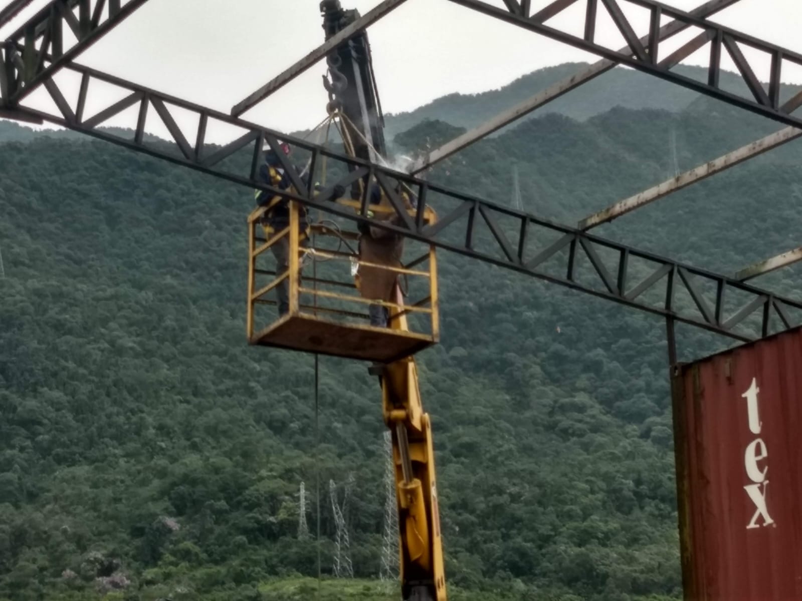Execução em estrutura industrial